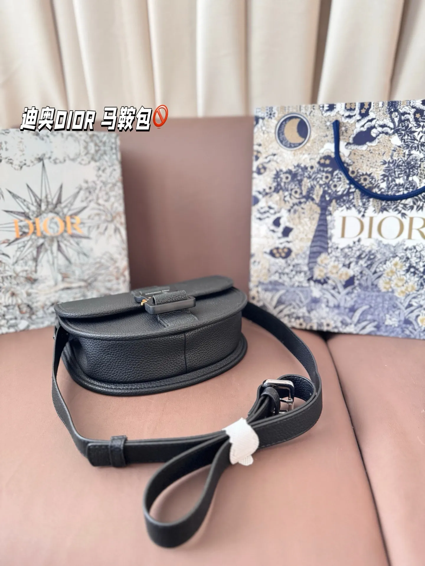 P150 配礼盒🎁. 迪奥DIOR 马鞍包 日常休闲又不失精致 半圆形可可爱爱 肩带也超好调整 可以背成hobo 包袋自重很轻 设计简洁低调 被迪丽热巴种草 越看越喜欢 尺寸:21*17