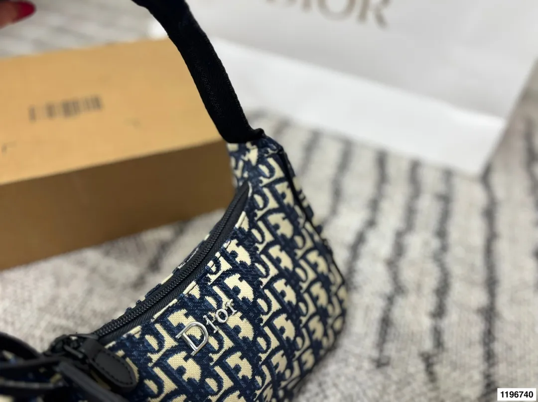 p90 Dior迪奥腋下包 永恒经典 轻便时尚 潮人必备 不仅能够预测时尚趋势,更能够引领时尚潮流 尺寸 22.7.13