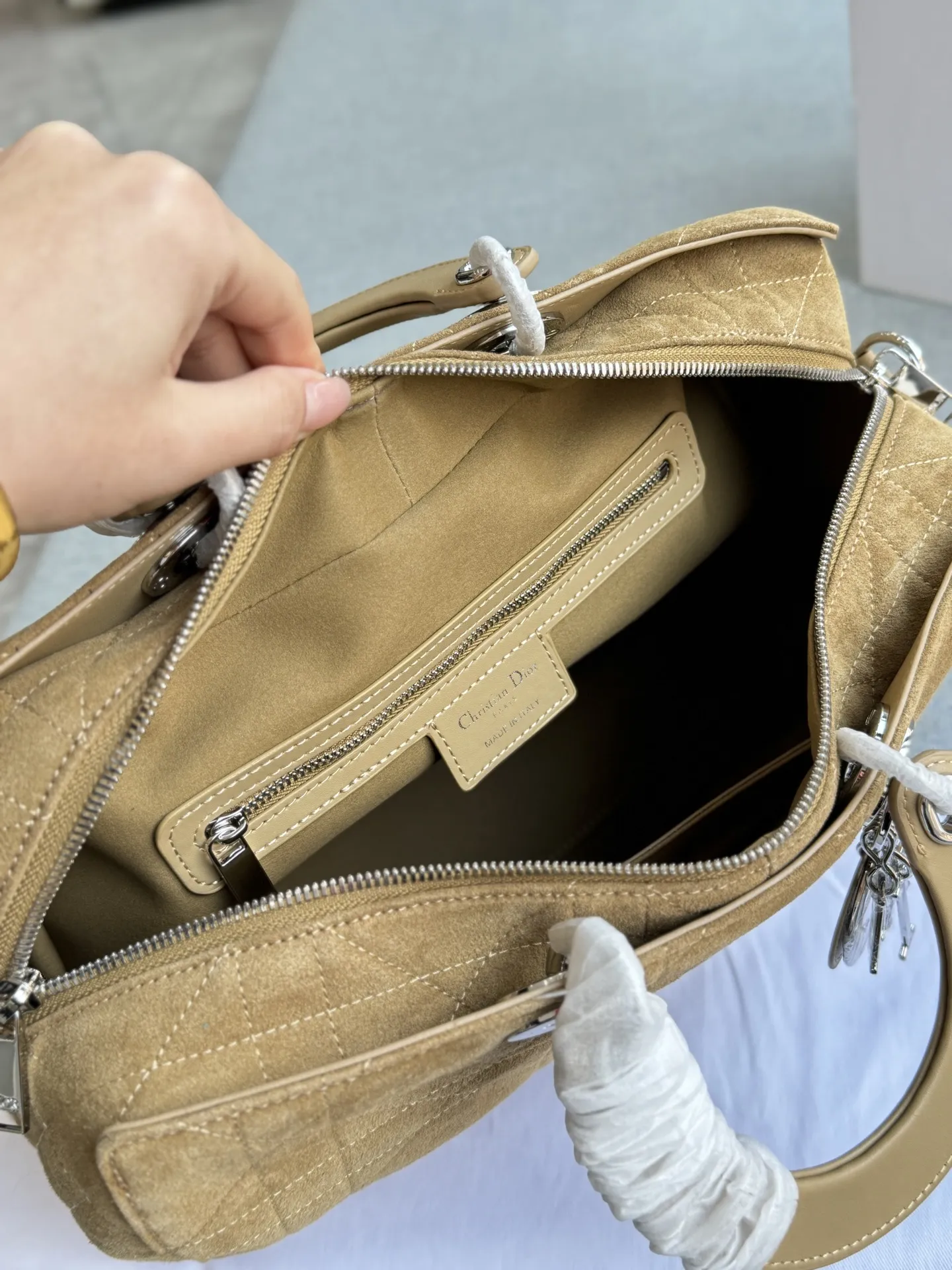 💰315 折叠盒 size：33&times;22 DIOR迪奥 麂皮 藤格纹 枕头包 单肩包 斜挎包 26新款将时尚重新演绎~ 在摩登与复古之间肆意游走~ 麂皮永远是质感的代名词~ 每一处纹理都是天然的艺术！ 层次丰富~起伏的绒面下面，也藏着无数细腻的故事 既优雅又时尚~时尚快人一步