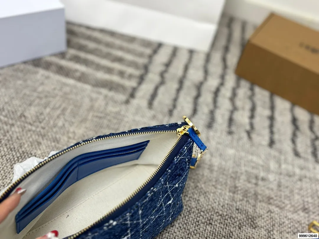 P180 礼盒🎁 size: 22.14 迪奥 Dior star Hobo 饭盒包 轻松演绎复古时髦 包型挺阔,简约而不简单不需要过多的装饰,日常搭配西装和T恤,就能将高级感体现的淋漓尽致!