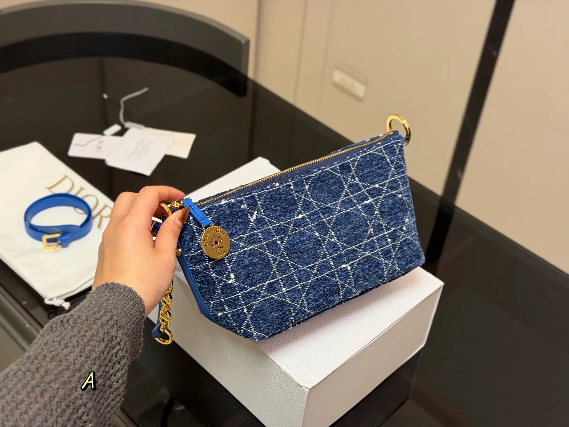 ¥180 配折叠盒飞机盒 size:22底宽*15cm 迪奥Nomad新品饭盒包 背出去被夸爆的hobo饭盒包!! 可以实现一包多用啦! 赠送加长肩带! 🉑腋下🉑斜挎