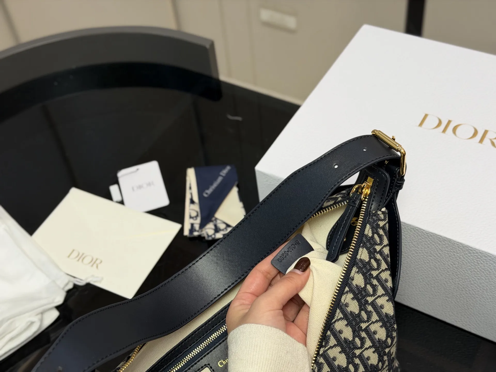 ¥210 ¥215 配盒 size:21*15cm(小号) 28*20cm(大号) 迪奥VOYAGE carryall 牛皮品质哦! 超轻大容量V型轮廓立挺又利落! 新包Voyage太酷辣!