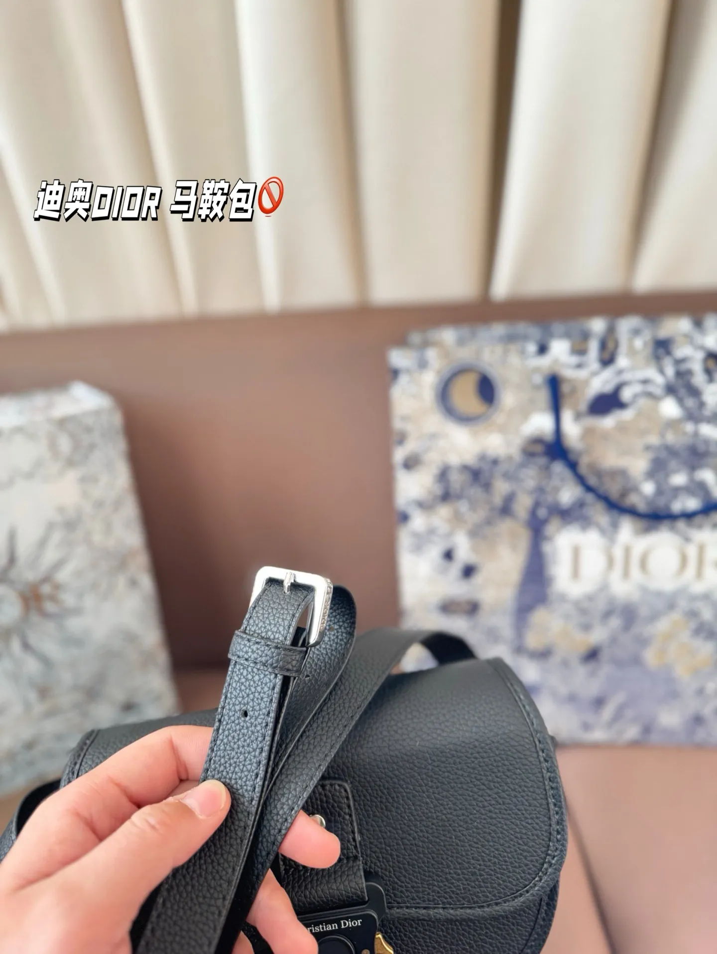 P150 配礼盒🎁. 迪奥DIOR 马鞍包 日常休闲又不失精致 半圆形可可爱爱 肩带也超好调整 可以背成hobo 包袋自重很轻 设计简洁低调 被迪丽热巴种草 越看越喜欢 尺寸:21*17