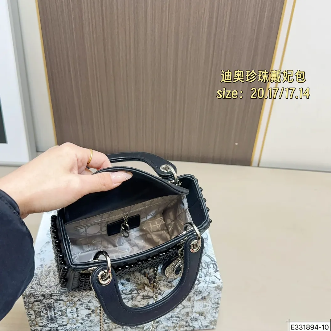 大号💰210 配折叠盒⚠️尺寸20.17 小号💰200 配折叠盒⚠️尺寸17.14 迪奥 珍珠戴妃包 DIOR 这款包不仅优雅,还加入了铆钉设计,瞬间变得个性十足,真是不得了! 艺术感满满!打破娇贵形象的设计,甜美又酷炫,简直绝了!