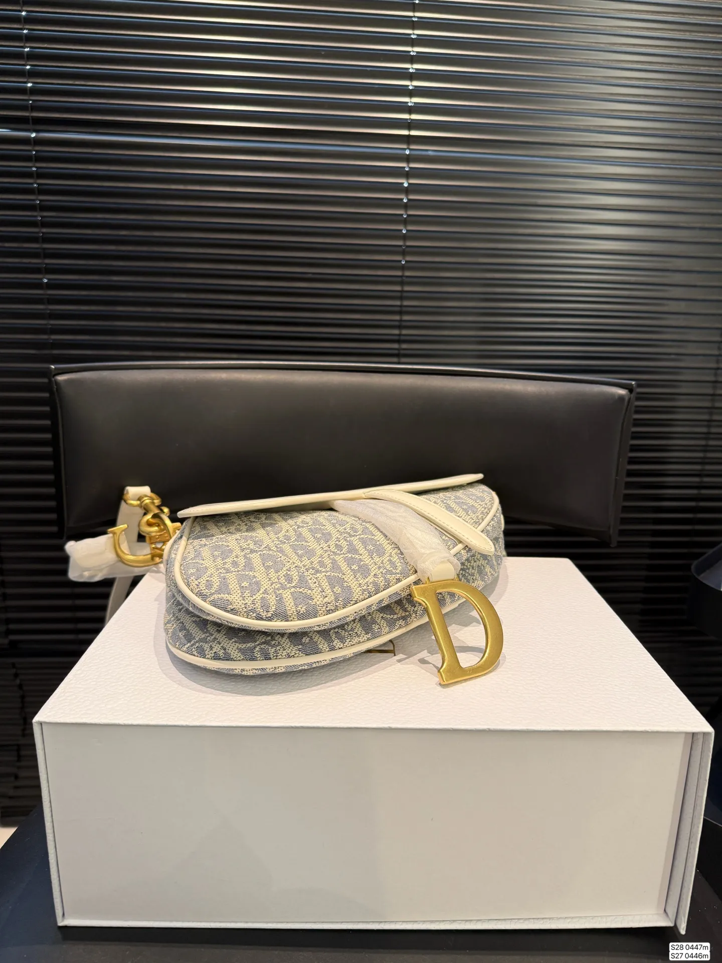 大号P190 小号P185 配飞机盒折叠盒子 迪奥马鞍包dior 颜值很到位 实用性非常好 任何风格都可驾驭 加上又A又飒的感觉风格 尺寸:大号23 21 小号18 16 货号大号0447小号0446