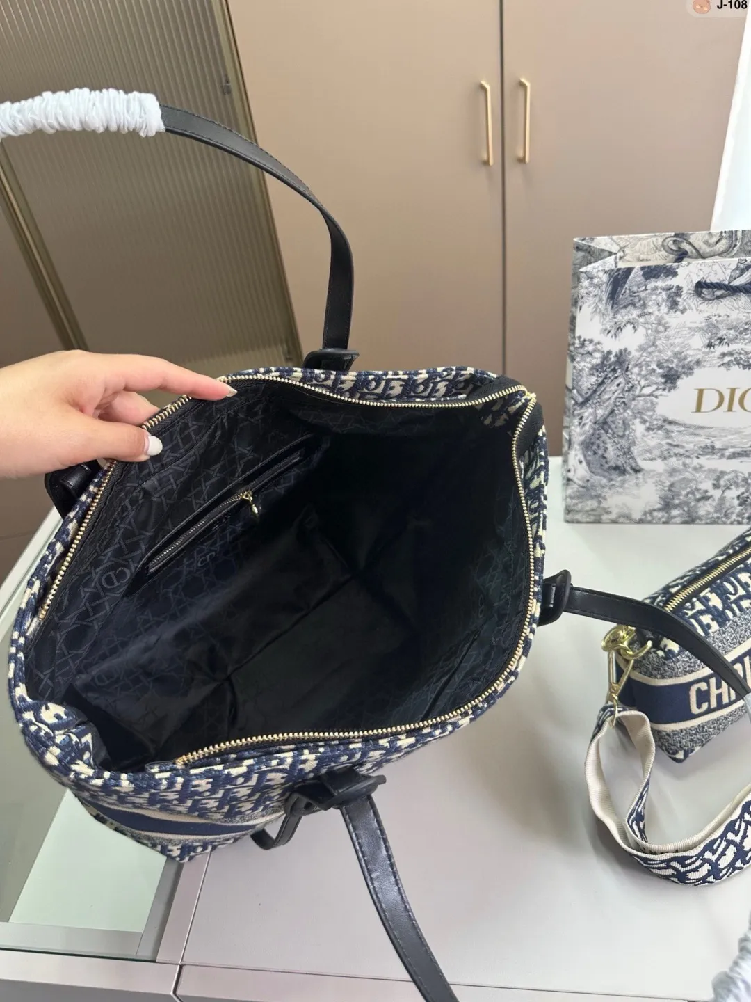 💰p135 J-108尺寸 36&times;28 Fendi 芬迪 购物袋🛍️ 中古包版型 百看不厌的 最大特点容量大！ 什么风格都能hold得住 凹造型也是妥妥