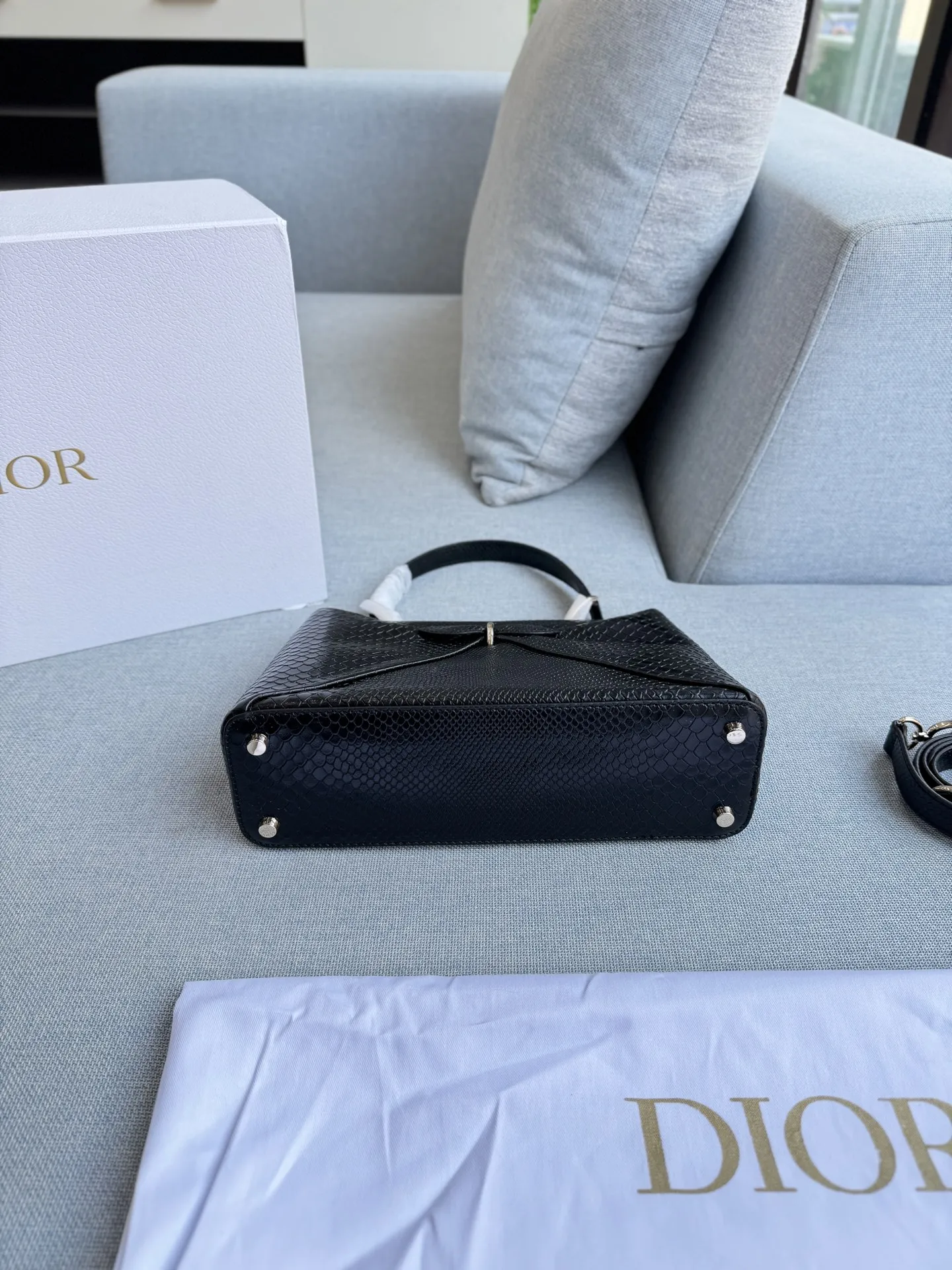 💰300 全套礼盒 size:28×22 DIOR迪奥 蛇纹 蝴蝶结手提包 单肩包 JWA设计焕然一新! 设计感满满的手提包 好喜欢这季的“克拉巴特”领结 采用皮,纹理清晰,质感满分+。 手提或斜挎都很OK,兼具实用与时尚感。