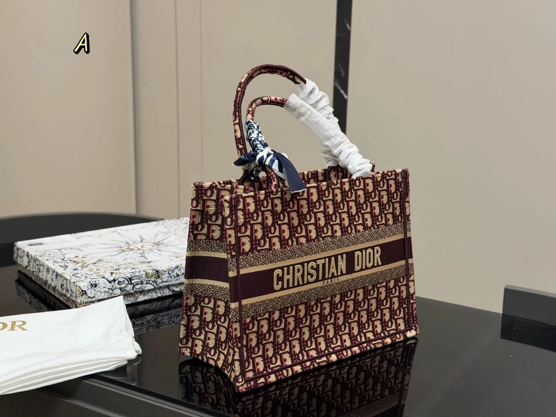 &yen;180 配盒丝巾 Dior 原版布提花 Dior book tote今年最喜欢的一款购物袋 tote我用的次数最多的包 迪奥因为容量超级大 不管什么东西都向里面放 当然凹造型也是必须有 尺寸:中号36cm