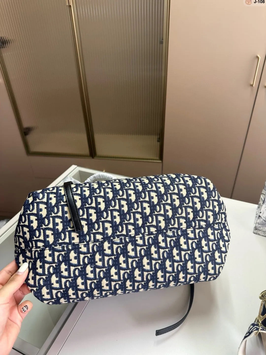 💰p135 J-108尺寸 36×28 Fendi 芬迪 购物袋🛍️ 中古包版型 百看不厌的 最大特点容量大! 什么风格都能hold得住 凹造型也是妥妥