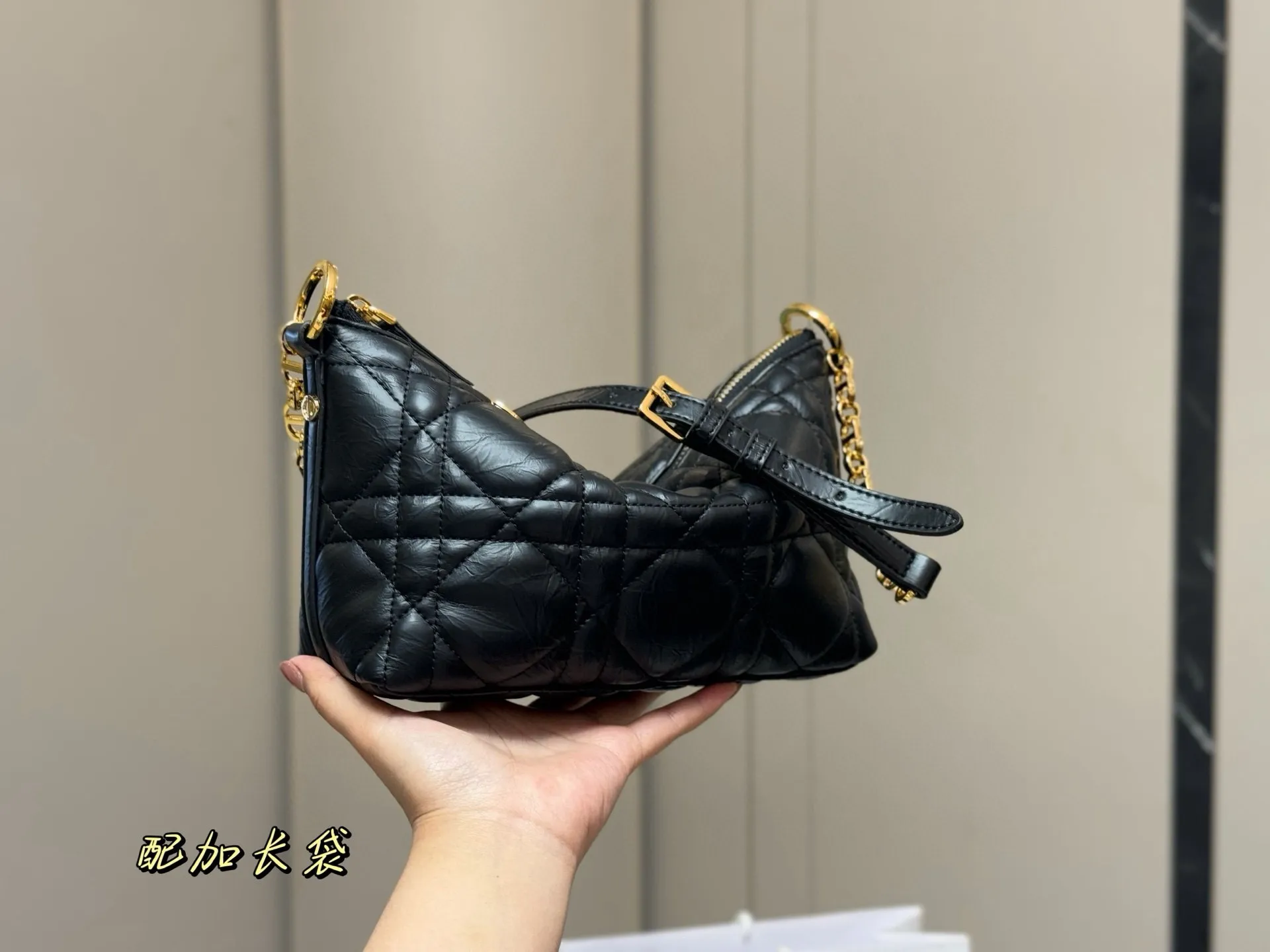 ¥215 配折叠盒 迪奥DIOR 便当包 ✅迪奥顶级原单 经典又高级 尺寸:22.14cm 很有质感 可盐可甜 上身绝美 无可比拟 是每个追求漂亮的女孩必入单品