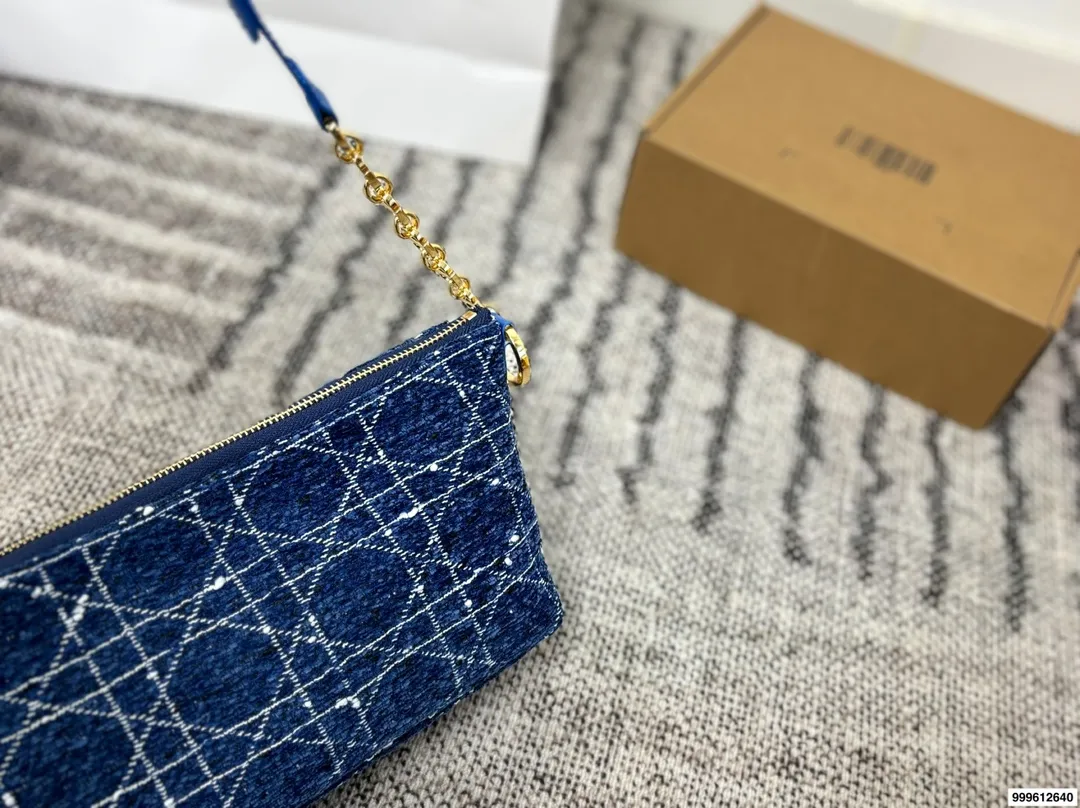 P180 礼盒🎁 size: 22.14 迪奥 Dior star Hobo 饭盒包 轻松演绎复古时髦 包型挺阔,简约而不简单不需要过多的装饰,日常搭配西装和T恤,就能将高级感体现的淋漓尽致!