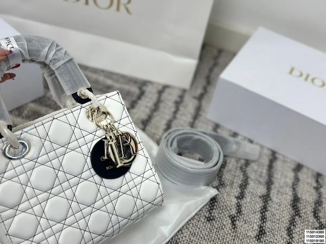 p150p150p130配折叠盒 迪奥戴妃包 Dior戴妃包太好看了吧! 优雅指数拉满 搭配简洁风格的衣服整个人气质就上来了 而且容量完全可以满足日常要求 日常聚会逛街都很方便~ 尺寸20.17/18.15/15.12