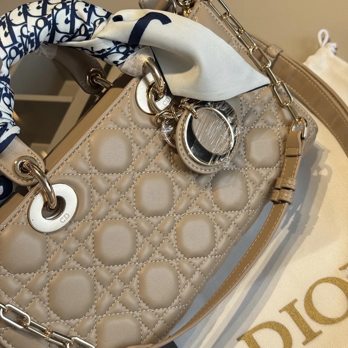 🅿️205~🅿️225~🅿️235✅新品推荐🔜 顶级货🔥赠送原版星星挂件🌟赠送原版丝巾‼️DIOR迪奥专柜同款小羊皮菱格💎横版戴妃包👍配长短两条肩带👍Lady Dior彰显品味!走到哪都是回头率👍采用顶级复刻原版五金!品质堪比正品!🎁原版折叠礼盒包装(size:迷你16.5*10 小号22*11 大号26*13)