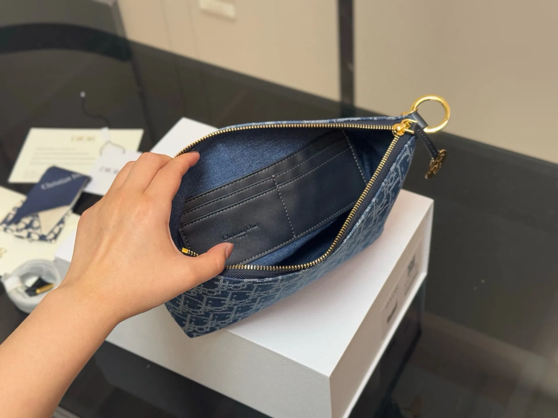 &yen;195 配折叠盒 迪奥DIOR 便当包 ✅迪奥顶级原单 经典又高级 尺寸:22.14cm 很有质感 可盐可甜 上身绝美 无可比拟 是每个追求漂亮的女孩必入单品