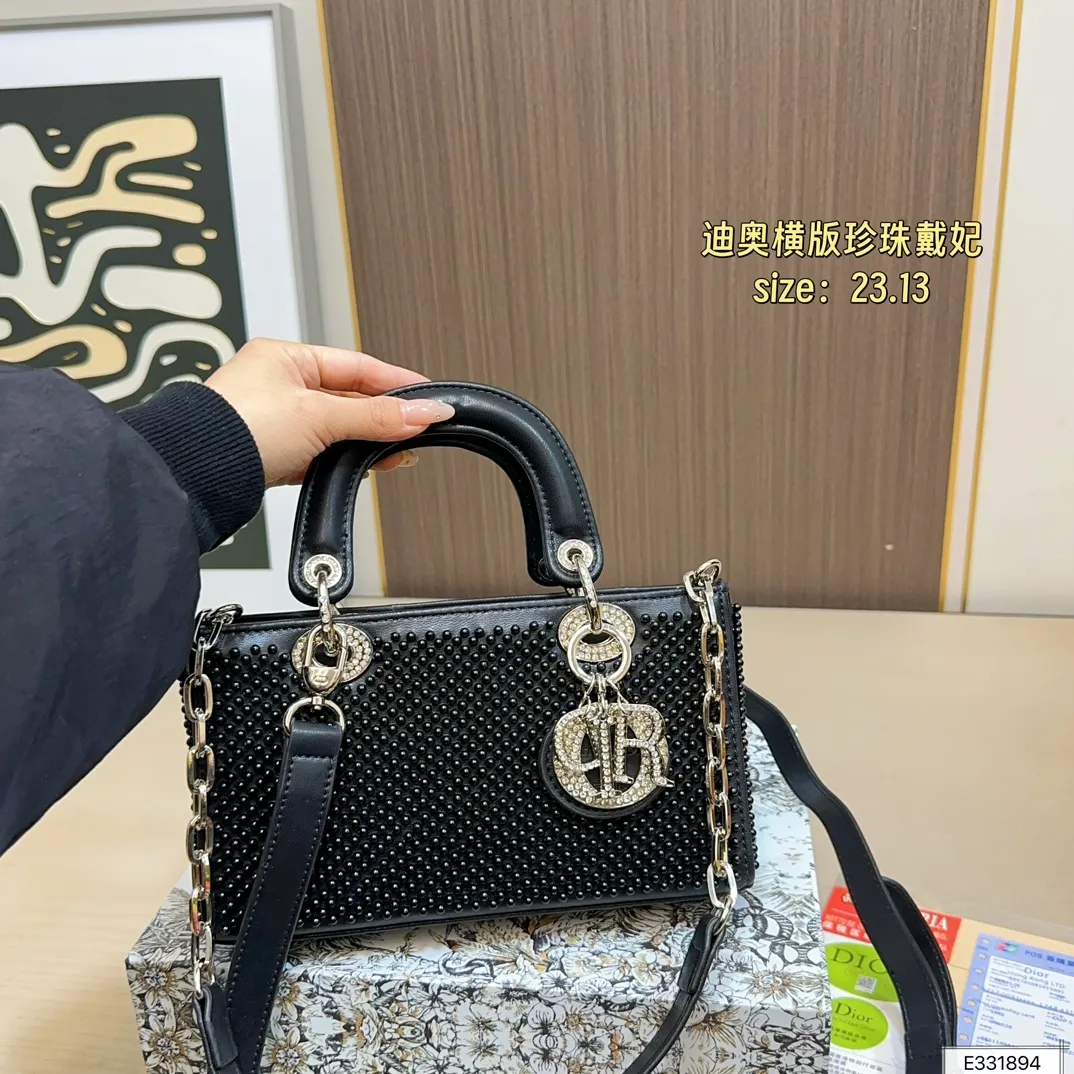💰210 配折叠盒⚠️尺寸23.13 迪奥 珍珠横版戴妃包 DIOR 这款包不仅优雅,还加入了铆钉设计,瞬间变得个性十足,真是不得了! 艺术感满满!打破娇贵形象的设计,甜美又酷炫,简直绝了!