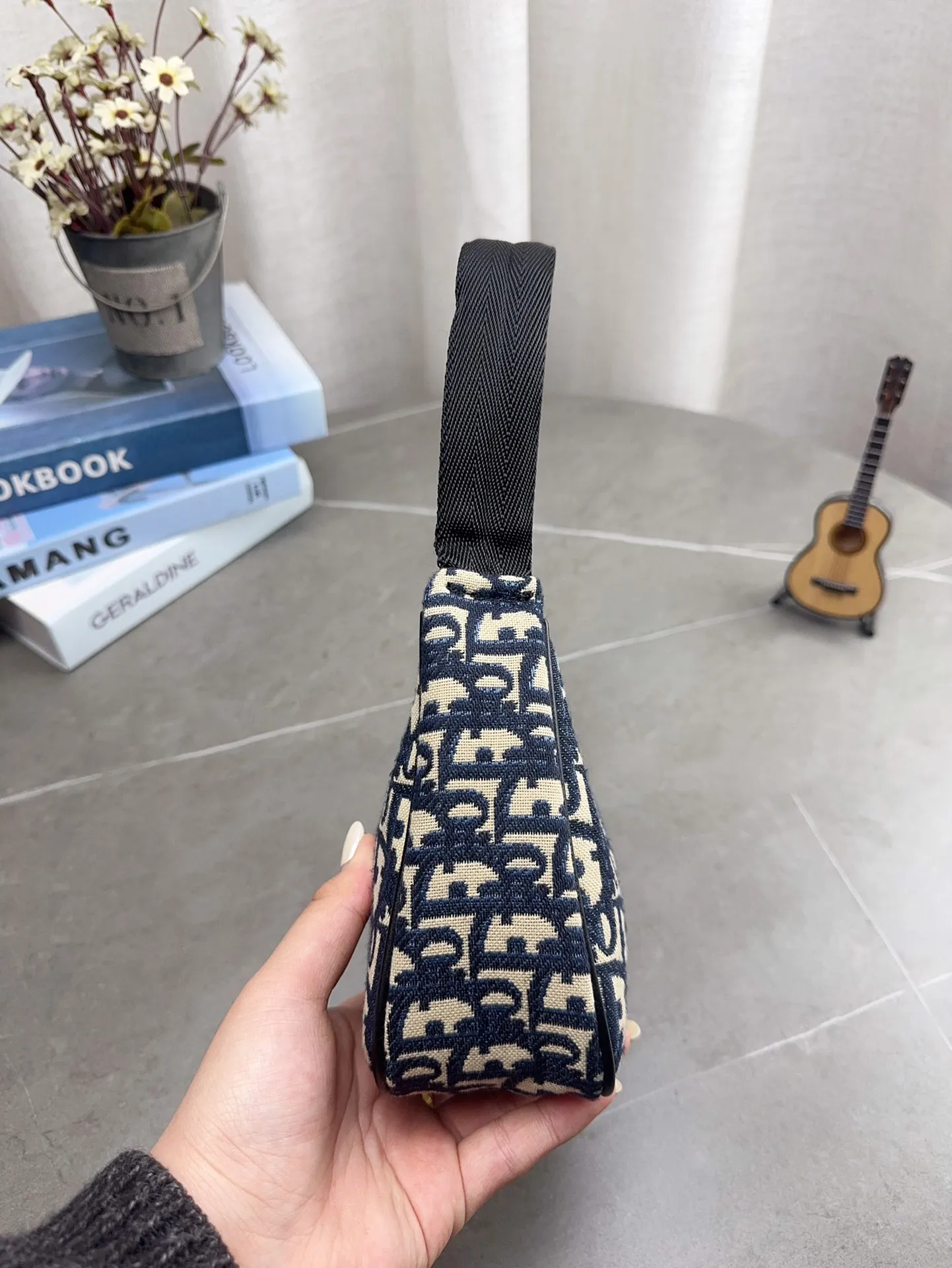 配礼盒包装 DIOR 法棍包 hobo腋下包 迪奥新款全网首发全新上市 这款相比之前的hono带子会更长单肩斜挎更方便啦 最主要没金属链那么重- -万多的迪奥小包很香～ 尺寸22*12cm p85