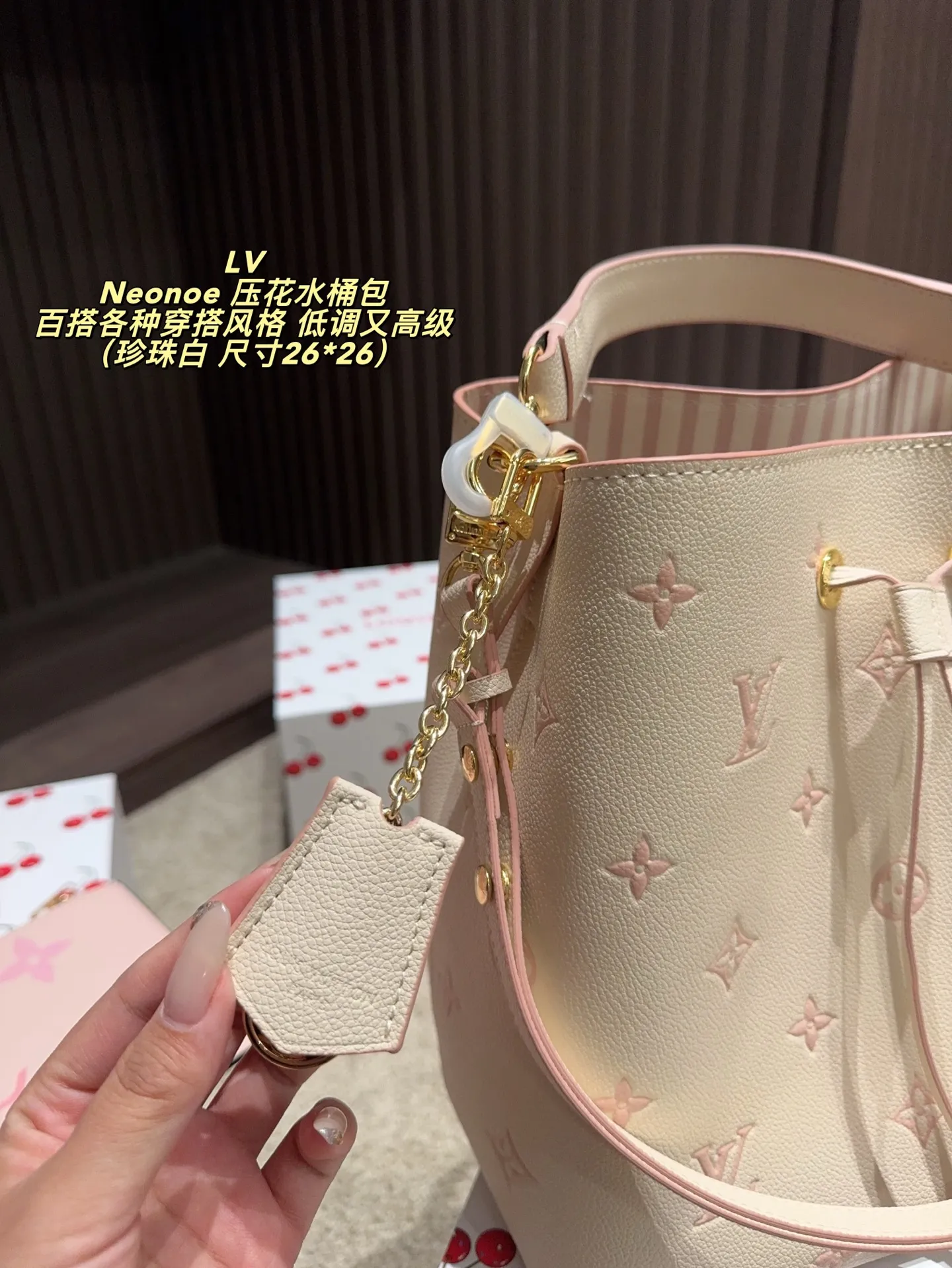 P210配折叠盒⚠️尺寸26*26 LV Neonoe 压花水桶包 采用Monogram Empreinte牛皮,柔软耐磨,经典老花图案+黑色配色,低调又高级。容量适中,通勤休闲都OK。可拆卸子母包设计,灵活收纳,肩带可调节,支持手提、肩背、斜挎多种背法,实用又时髦!黑色越看越耐看,百搭各种穿搭风格