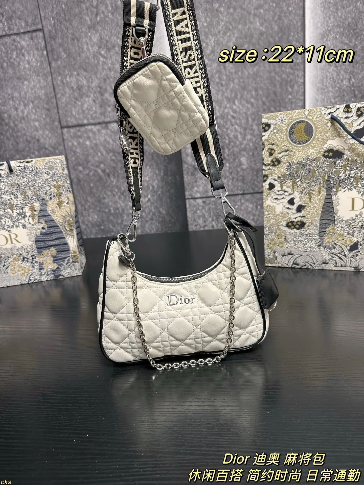 P135配盒 Dior 迪奥 麻将包 迪奥三合一 最近设计，真的都太火了！独特一款面料，可以说是非常实用了：防水、耐磨、轻便，而且四季都可以背，冬天的厚重感或夏天的运动感都可以轻松驾驭。尼龙包整的这么精致太喜欢了 尺寸：22*11cm