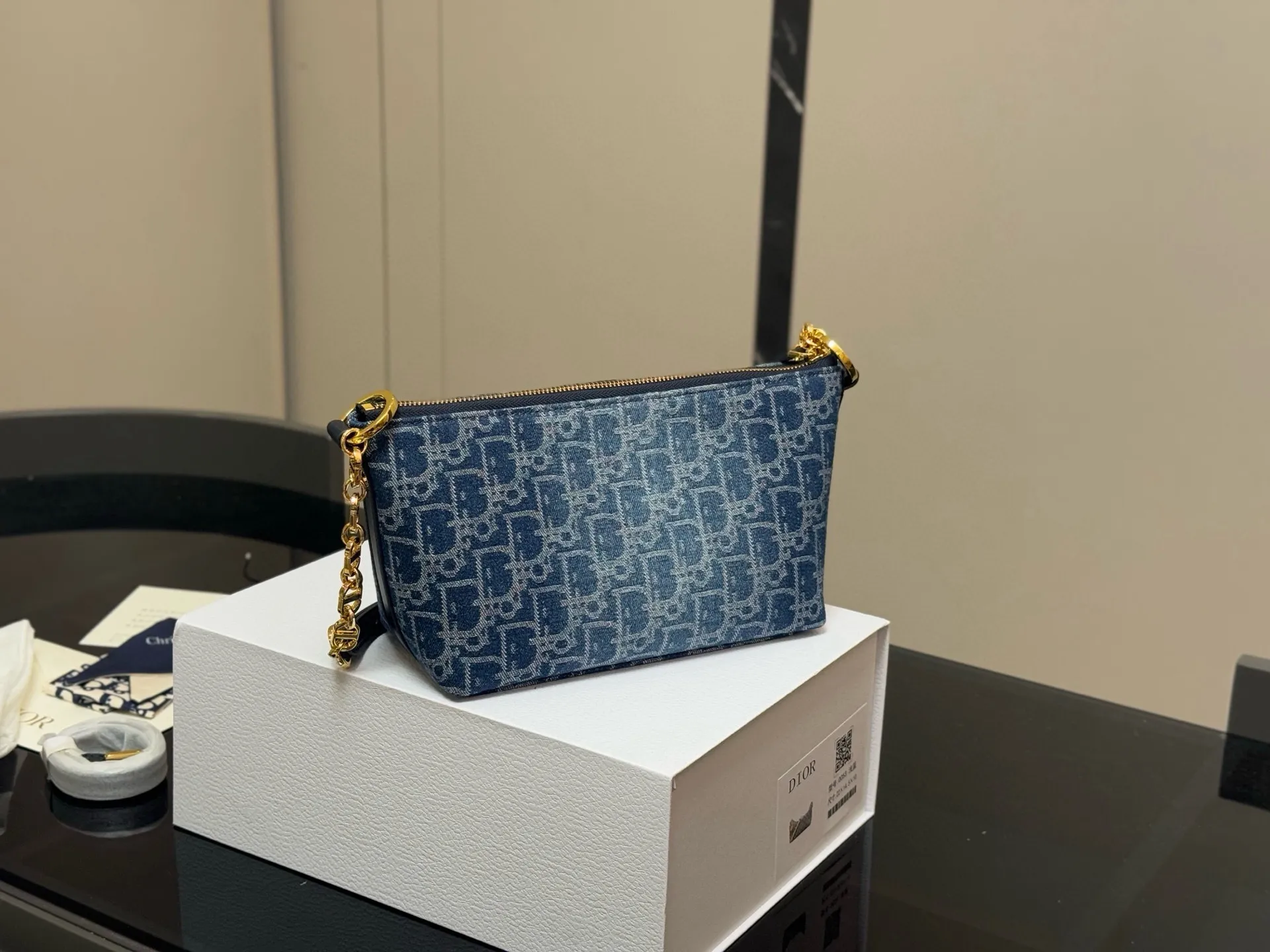 &yen;195 配折叠盒 迪奥DIOR 便当包 ✅迪奥顶级原单 经典又高级 尺寸:22.14cm 很有质感 可盐可甜 上身绝美 无可比拟 是每个追求漂亮的女孩必入单品