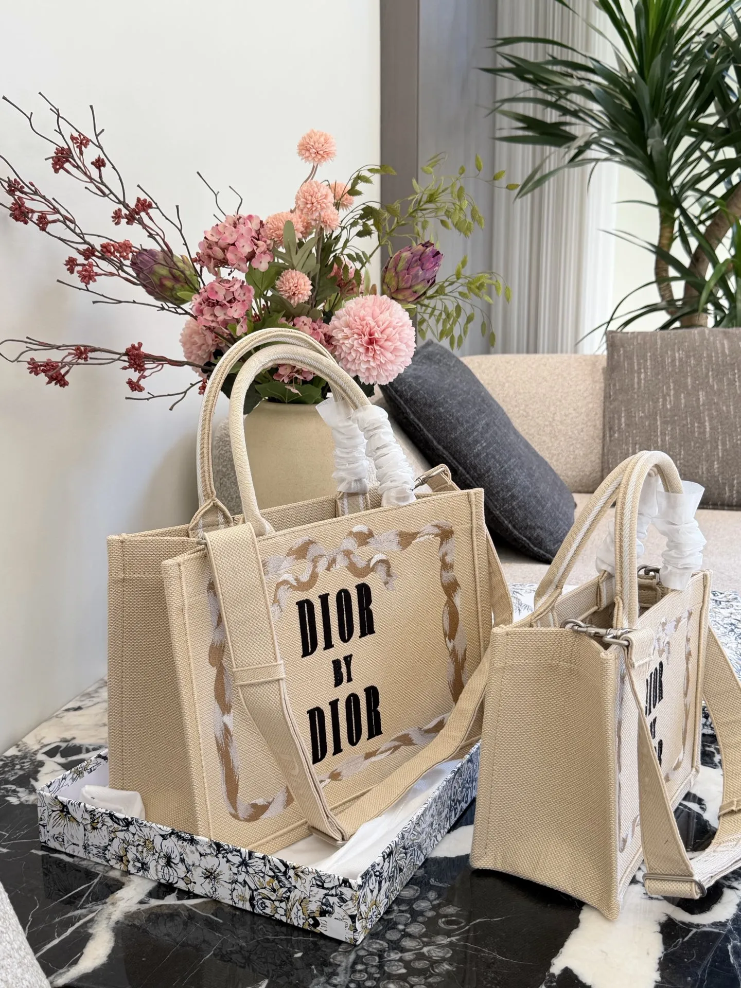 p200p235 顶级原单 从经典Book Tote的新面貌,到带有复古质感的斜挎包、手拿包,每一款都融合了迪奥的高雅基因与Jonathan Anderson独有的创意视角。 在保留品牌标志性廓形的基础上,注入更轻盈、更具功能性的细节设计。小型手袋则以层次感织物与全新迪奥LOGO提升辨识度,展现刚柔并济的现代风格。 25cm36cm配盒子