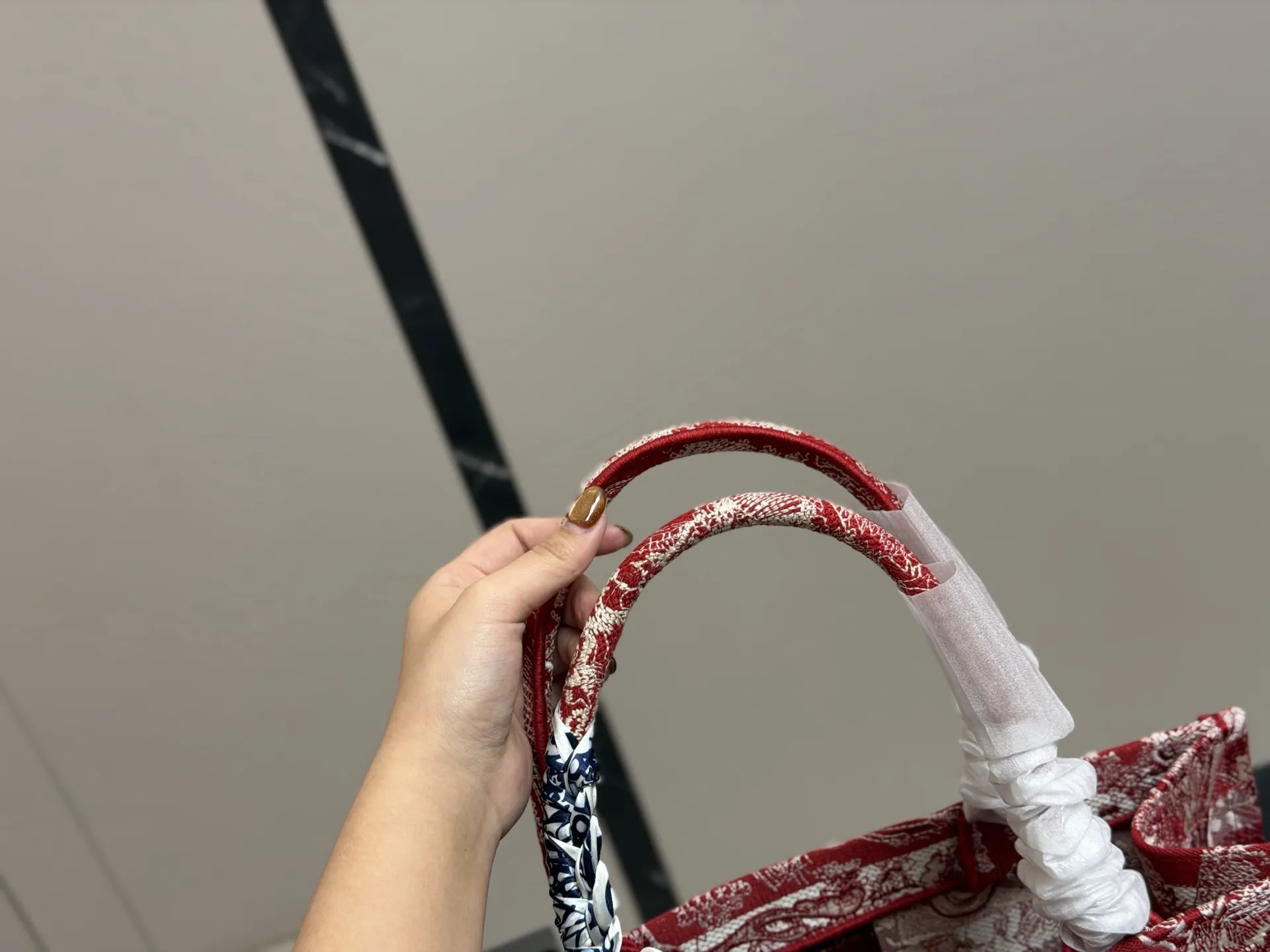 ¥180 配盒丝巾 Dior 原版布提花 Dior book tote今年最喜欢的一款购物袋 tote我用的次数最多的包 迪奥因为容量超级大 不管什么东西都向里面放 当然凹造型也是必须有 尺寸:中号36cm