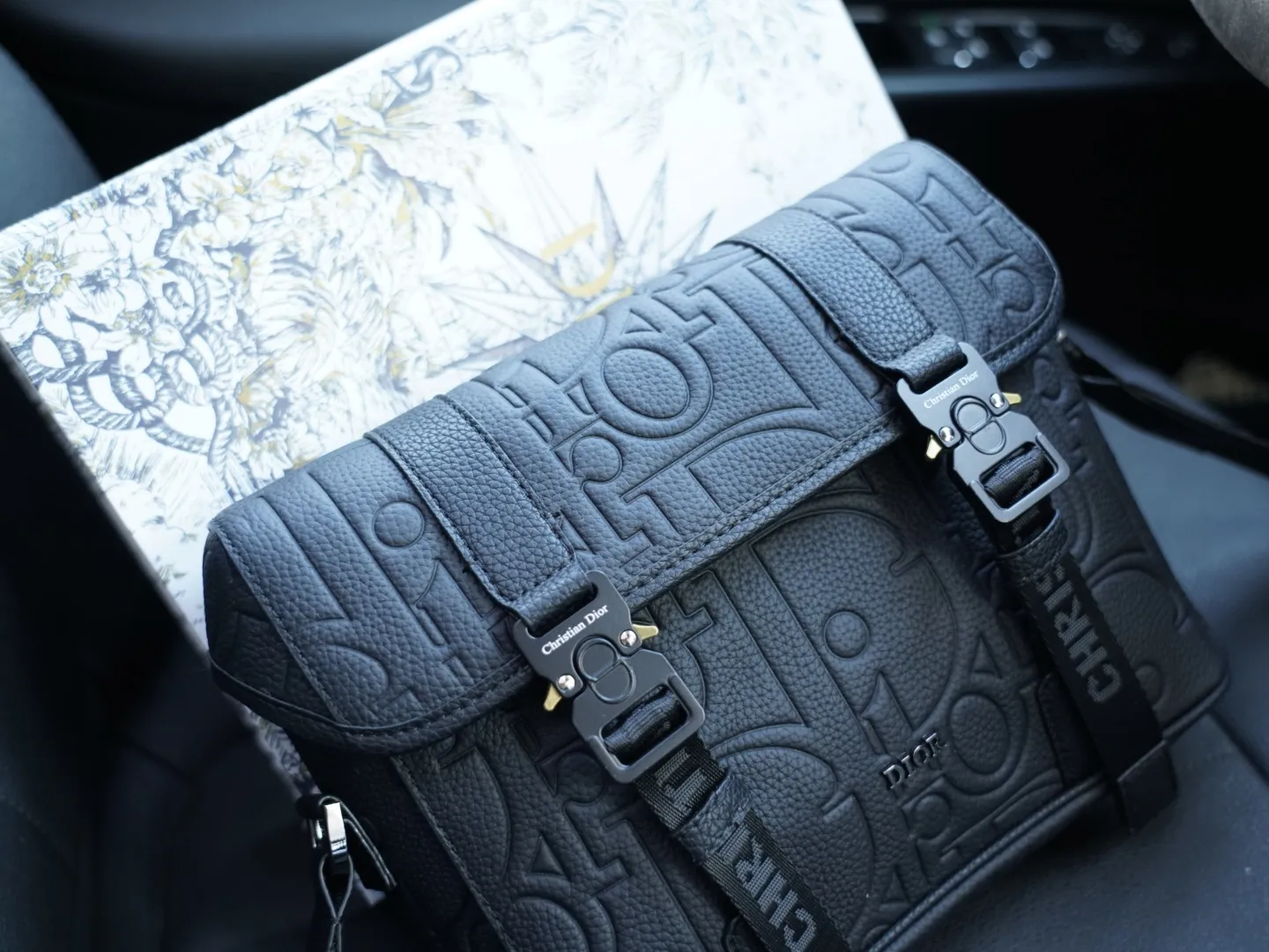 P160 🇫🇷 Dior 迪奥 官网同步 高版本 斜挎单肩背包 永恒不过时的标志性产品 纯原单牛皮 顶级五金制作 非市面普通版本 贸易公司订单货 全部实拍 实用性非常高 完全不用担心穿搭 配全套包装折叠盒【规格：25x19x8】