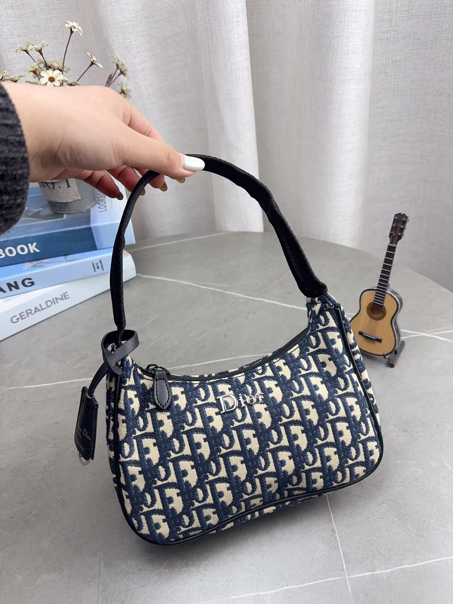 配礼盒包装 DIOR 法棍包 hobo腋下包 迪奥新款全网首发全新上市 这款相比之前的hono带子会更长单肩斜挎更方便啦 最主要没金属链那么重- -万多的迪奥小包很香~ 尺寸22*12cm p85