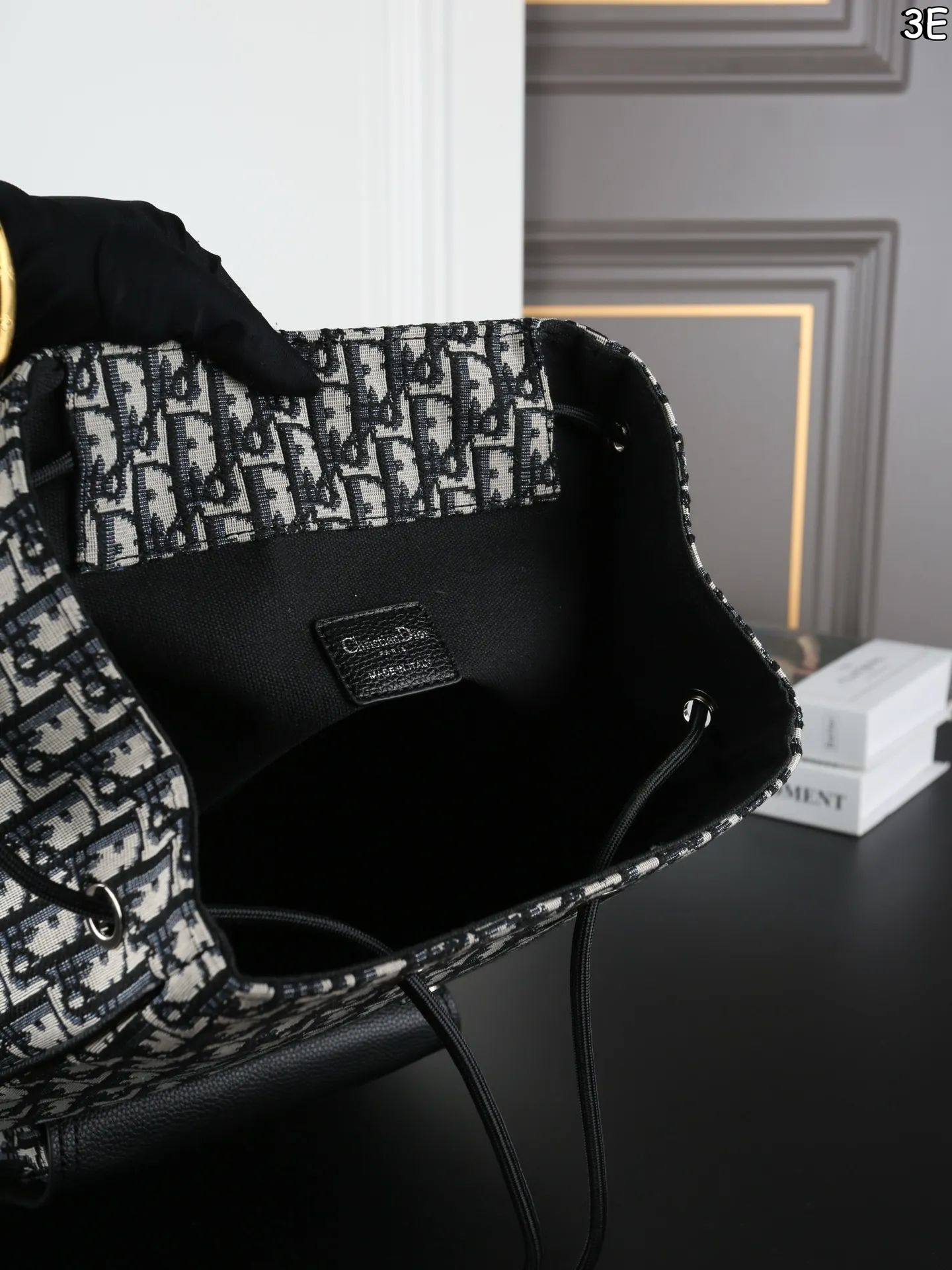 P170 DIOR迪奥 Saddle 老花满印 书包背包双肩包 荔枝纹牛皮拼接，低调奢华质感满分。 翻盖抽绳设计，安全又有细节感。 通勤旅行都很OK!肩带可调节，背部加垫网眼织物，背着舒适不累 。 附防尘袋，实用又时髦! 尺寸：26&times;41