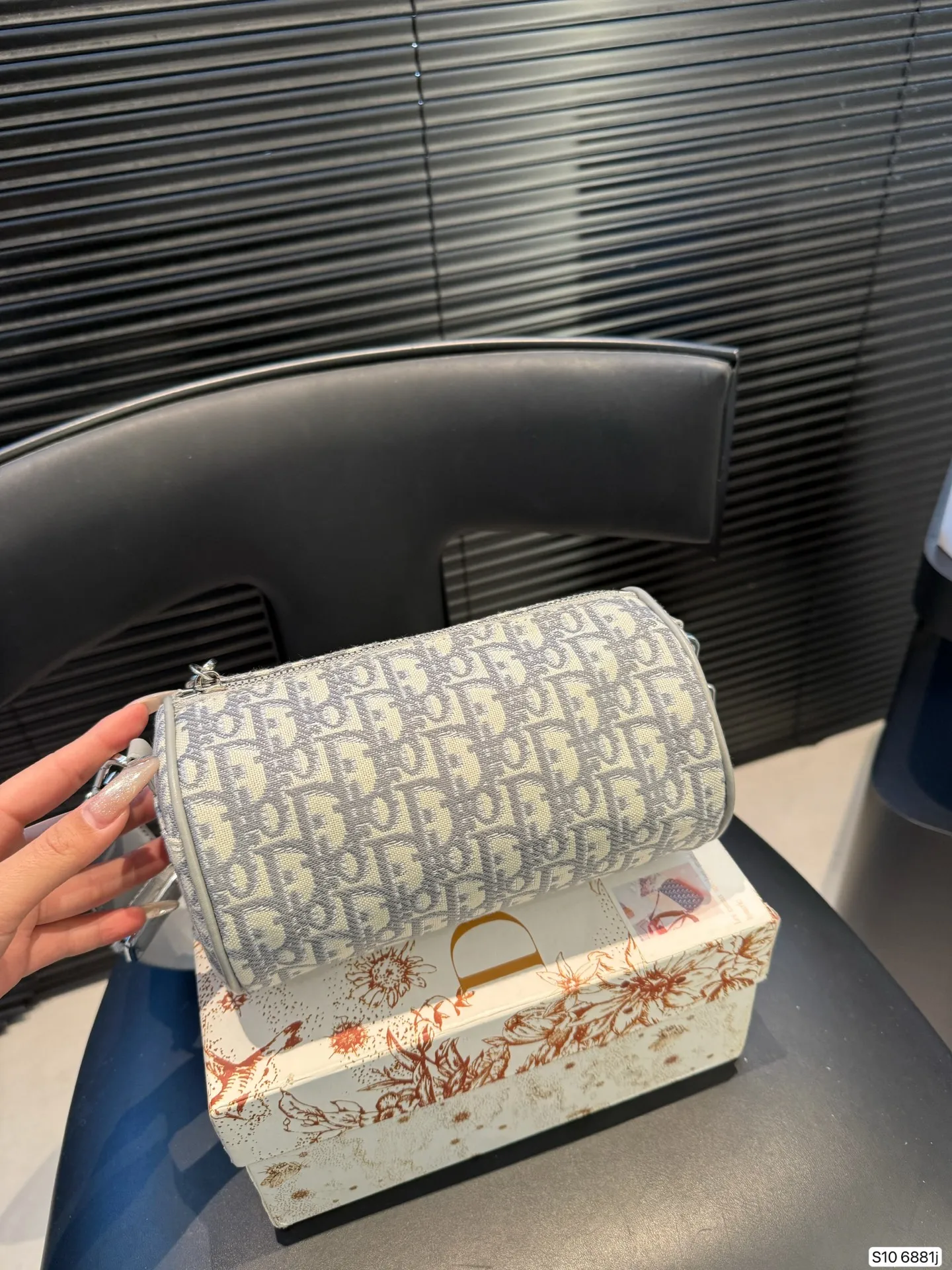 P100 配盒子 迪奥枕头包出货了💓超级百搭的胸包，肩背斜挎超级实用，系运动与时装皆可 超大容量 尺寸 ：20 12 货号6881