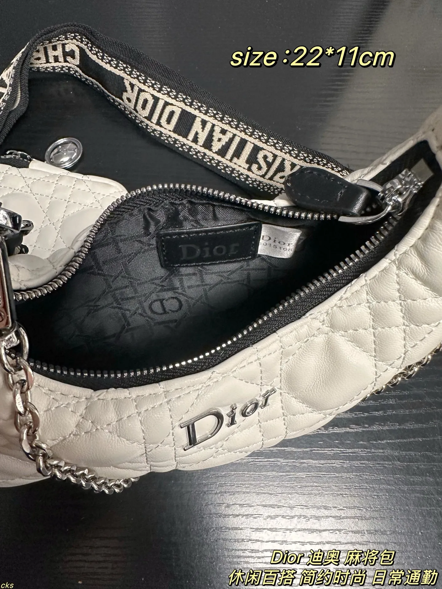 P135配盒 Dior 迪奥 麻将包 迪奥三合一 最近设计，真的都太火了！独特一款面料，可以说是非常实用了：防水、耐磨、轻便，而且四季都可以背，冬天的厚重感或夏天的运动感都可以轻松驾驭。尼龙包整的这么精致太喜欢了 尺寸：22*11cm