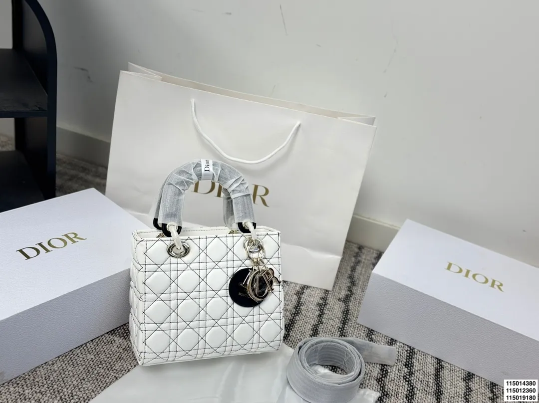 p150p150p130配折叠盒 迪奥戴妃包 Dior戴妃包太好看了吧! 优雅指数拉满 搭配简洁风格的衣服整个人气质就上来了 而且容量完全可以满足日常要求 日常聚会逛街都很方便~ 尺寸20.17/18.15/15.12