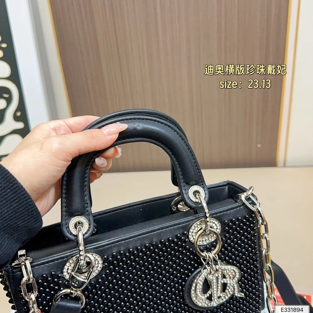 💰210 配折叠盒⚠️尺寸23.13 迪奥 珍珠横版戴妃包 DIOR 这款包不仅优雅,还加入了铆钉设计,瞬间变得个性十足,真是不得了! 艺术感满满!打破娇贵形象的设计,甜美又酷炫,简直绝了!