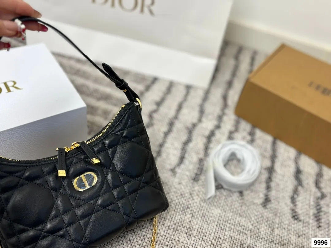 皮p220 布p210 配礼盒 这款 Miss Caro迪奥之爱迷你链条手袋是二零二五秋冬成衣系列新品，时尚现代而不失实用功能。采用奶白色羊皮革精心制作，饰以超大藤格纹缉面线，搭配正面复古金色饰面金属CD标志和一个拉链隔层，可收纳各种日常用品。百搭款式，搭配可调节、可拆卸的皮革肩带和顶部手柄，另带有可拆卸链条，可肩背或斜挎，是日常或晚装造型的理想之选。尺寸20.13