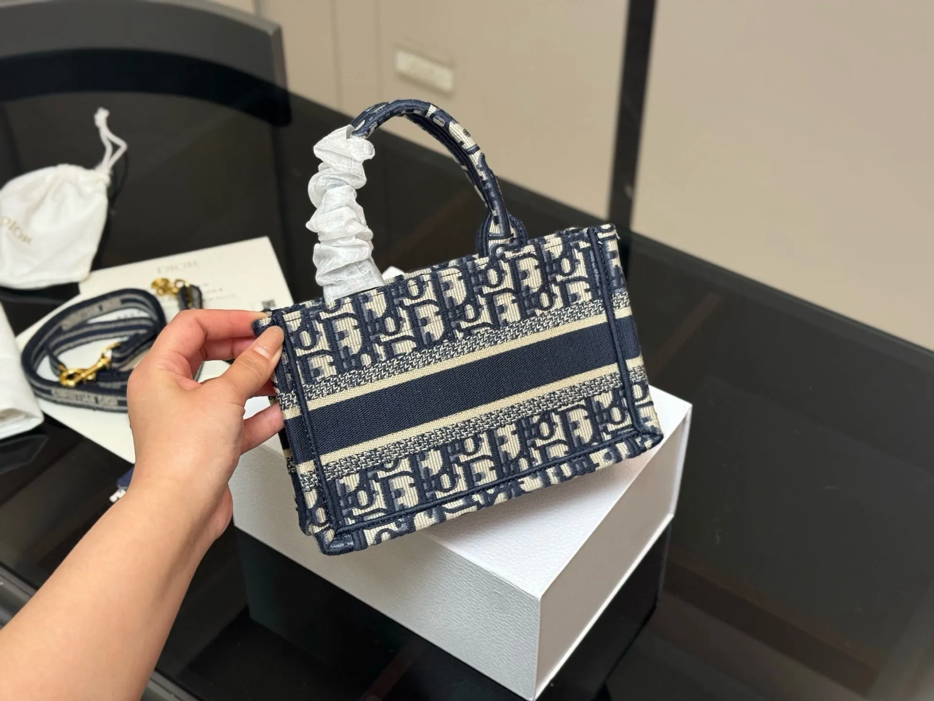 ¥215 新版配肩带 Dior 原版布提花 Dior book tote今年最喜欢的一款购物袋 tote我用的次数最多的包 迪奥因为容量超级大 不管什么东西都向里面放 当然凹造型也是必须有 尺寸:21.5cm 配盒