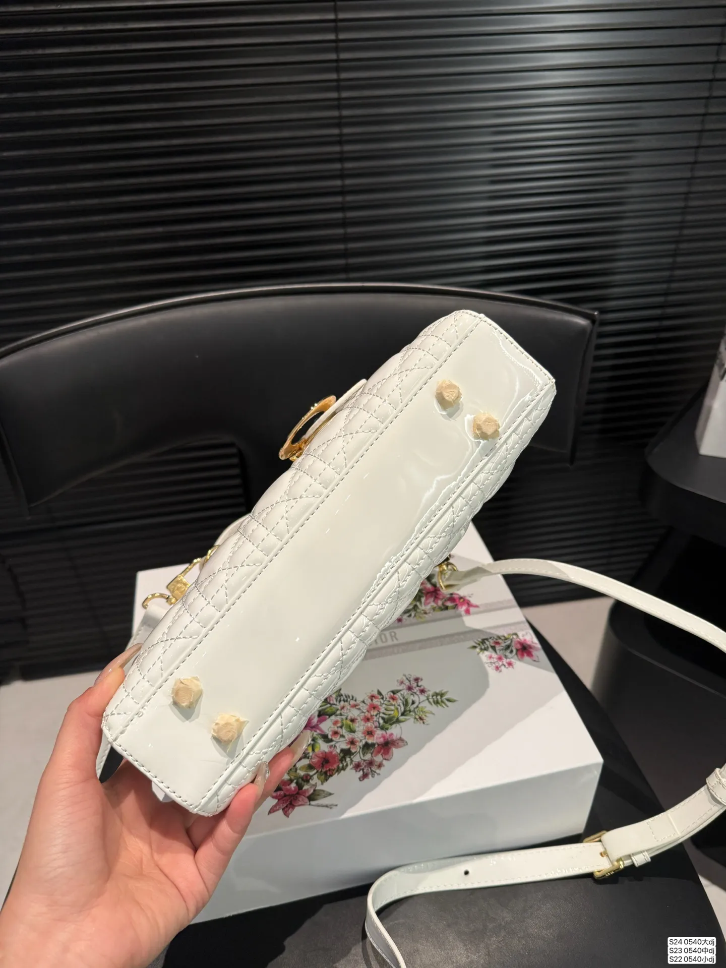 大号P170 中号P165 小号P160 配折叠盒子 迪奥横版戴妃包 sDior戴妃包太好看了吧! 优雅指数拉满 搭配简洁风格的衣服整个人气质就上来了 而且容量完全可以满足日常要求 日常聚会逛街都很方便~ 尺寸:大26 14 中23 13 小18 11货号 0540