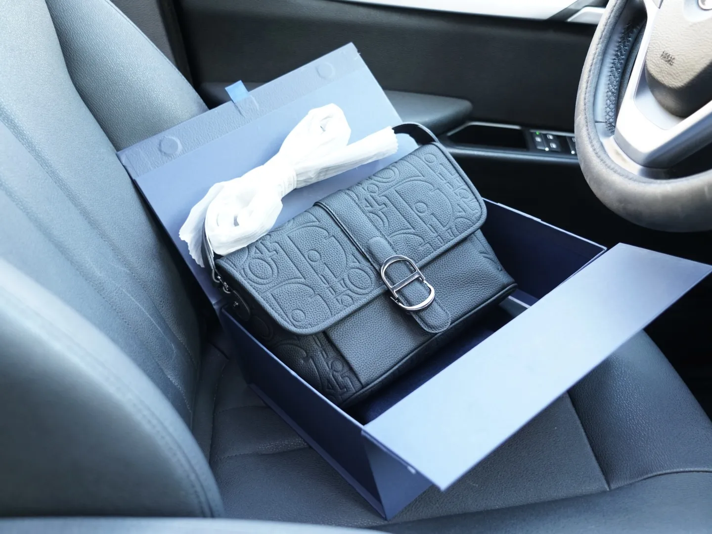 P230🇫🇷 Dior 迪奥 官网同步 高版本 斜挎单肩背包 永恒不过时的标志性产品 纯原单牛皮 顶级五金制作 非市面普通版本 今年最爱的款式 全部实拍 实用性非常高 完全不用担心穿搭 配全套包装折叠盒 【规格：25x20x8】