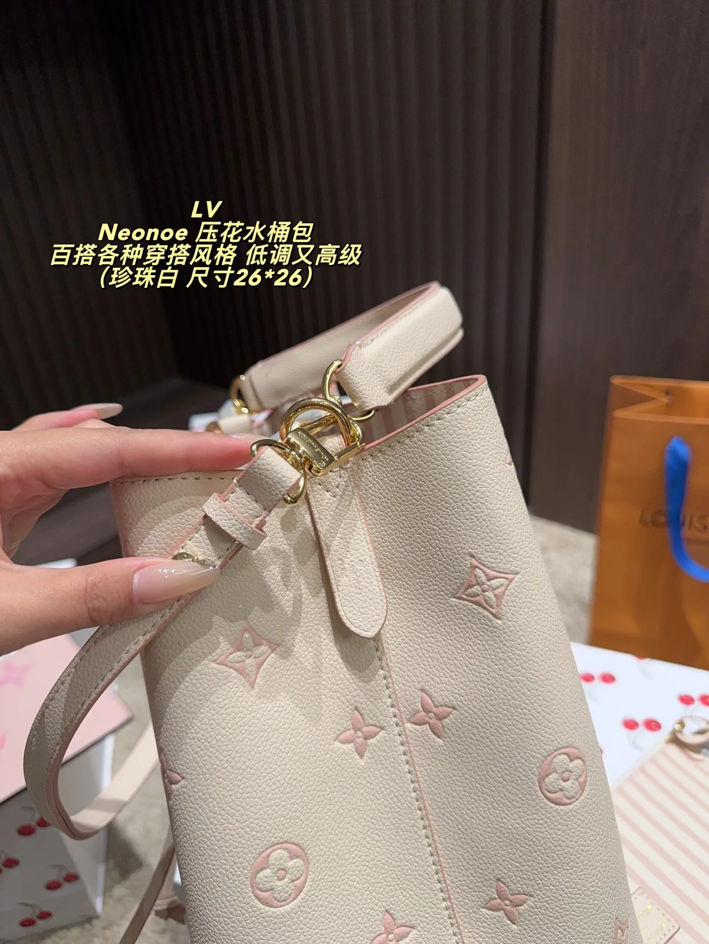 P210配折叠盒⚠️尺寸26*26 LV Neonoe 压花水桶包 采用Monogram Empreinte牛皮,柔软耐磨,经典老花图案+黑色配色,低调又高级。容量适中,通勤休闲都OK。可拆卸子母包设计,灵活收纳,肩带可调节,支持手提、肩背、斜挎多种背法,实用又时髦!黑色越看越耐看,百搭各种穿搭风格