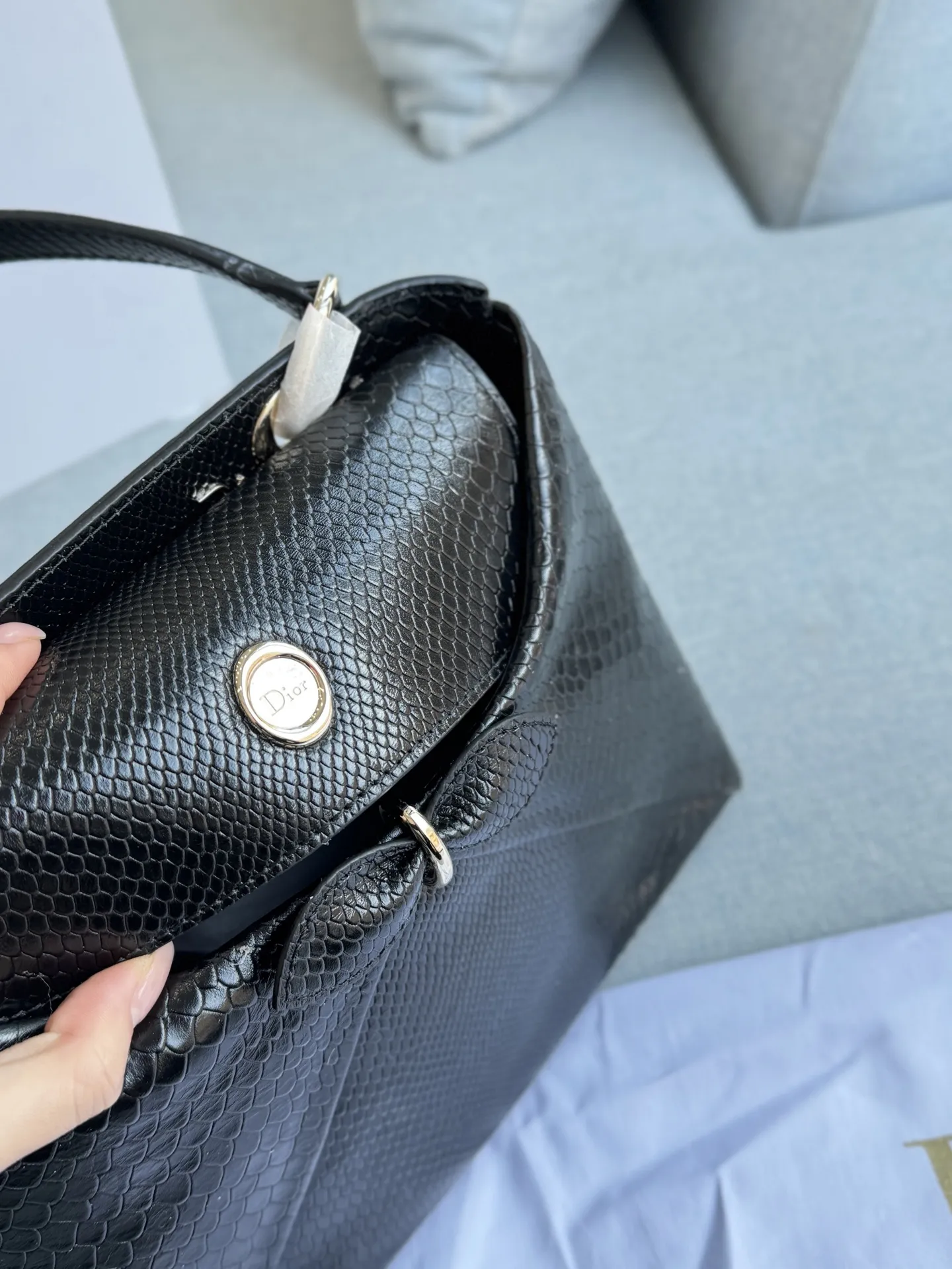 💰300 全套礼盒 size:28×22 DIOR迪奥 蛇纹 蝴蝶结手提包 单肩包 JWA设计焕然一新! 设计感满满的手提包 好喜欢这季的“克拉巴特”领结 采用皮,纹理清晰,质感满分+。 手提或斜挎都很OK,兼具实用与时尚感。