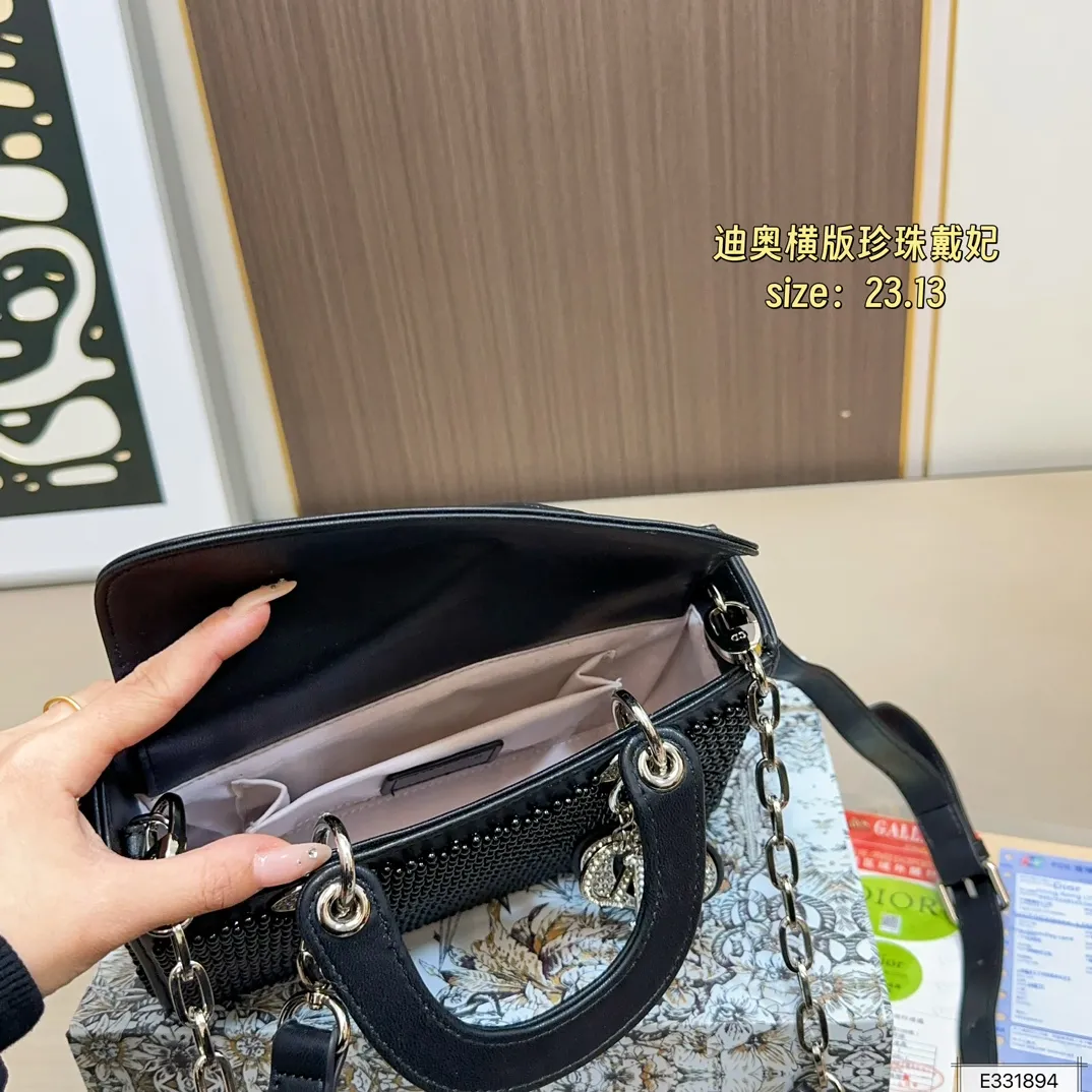 💰210 配折叠盒⚠️尺寸23.13 迪奥 珍珠横版戴妃包 DIOR 这款包不仅优雅，还加入了铆钉设计，瞬间变得个性十足，真是不得了！ 艺术感满满！打破娇贵形象的设计，甜美又酷炫，简直绝了！