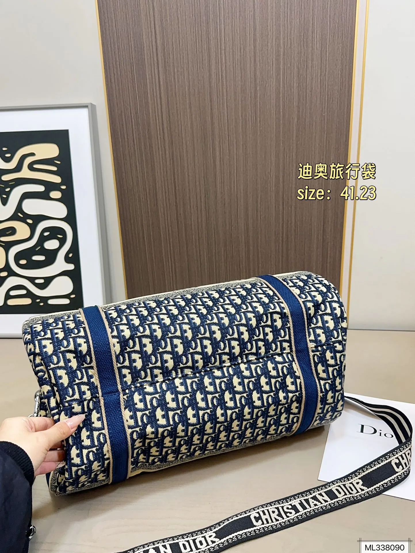 💰105 尺寸41.23 Dior迪奥oblique老花旅行袋这谁看不迷糊啊 容量巨无霸了 超级能装 可做健身包 露营包 如果遇到小长假 简直就是刚需 包本身自重轻 男女生都可以提的款 帅气好搭配 耐用又耐看还经典