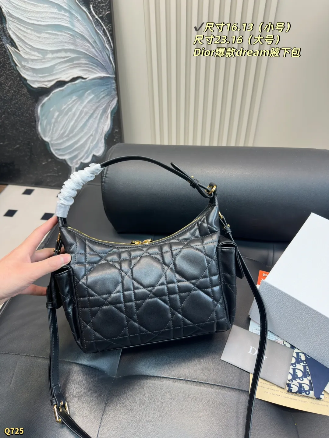 💰145小号尺寸16.13 💰150大号尺寸23.16 迪奥Dior D−Dream秋冬系列腋下包 D-Dream 秋冬系列,一上线就被美到啦~ 简洁的包形,复古又高级,侧面两个口袋的设计,休闲现代之余又增加了更多实用性,标志性的大菱格,时尚感十足,手提斜挎都可以,自用轻便又方便携带