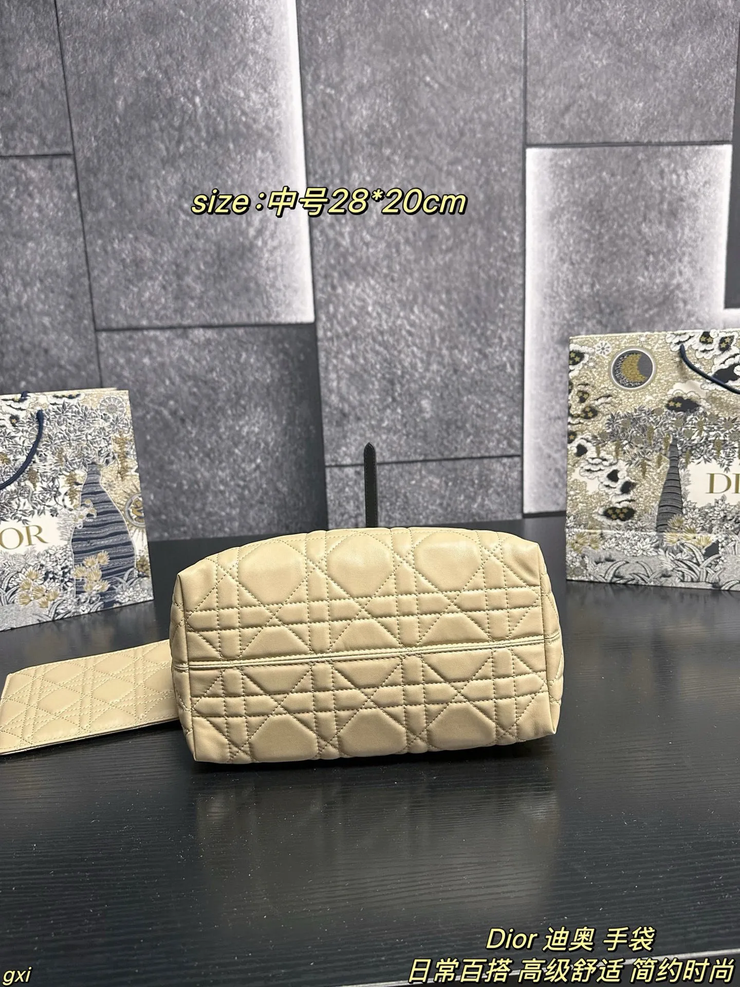 大号P170 中号P160 小号P150 Dior 迪奥 手袋 这款Dior Toujours 手袋发布秀精彩亮相,休闲实用的设计别具一格.采用白色牛皮革精心制作,饰以超大藤格纹缉面线,宽敞的内部隔层搭配小袋,可整齐收纳各种日常用品,另有CD Lock 字母D旋钮式开合,可调节两侧,提升格调.皮革手柄带有可调节细节细节,可轻松手提. CD Lock和系带开合 DIOR吊饰 可拆卸内部小袋 可调节皮革手柄 大号尺寸：37*27cm 中号尺寸：28*20cm 小号尺寸：23*15cm