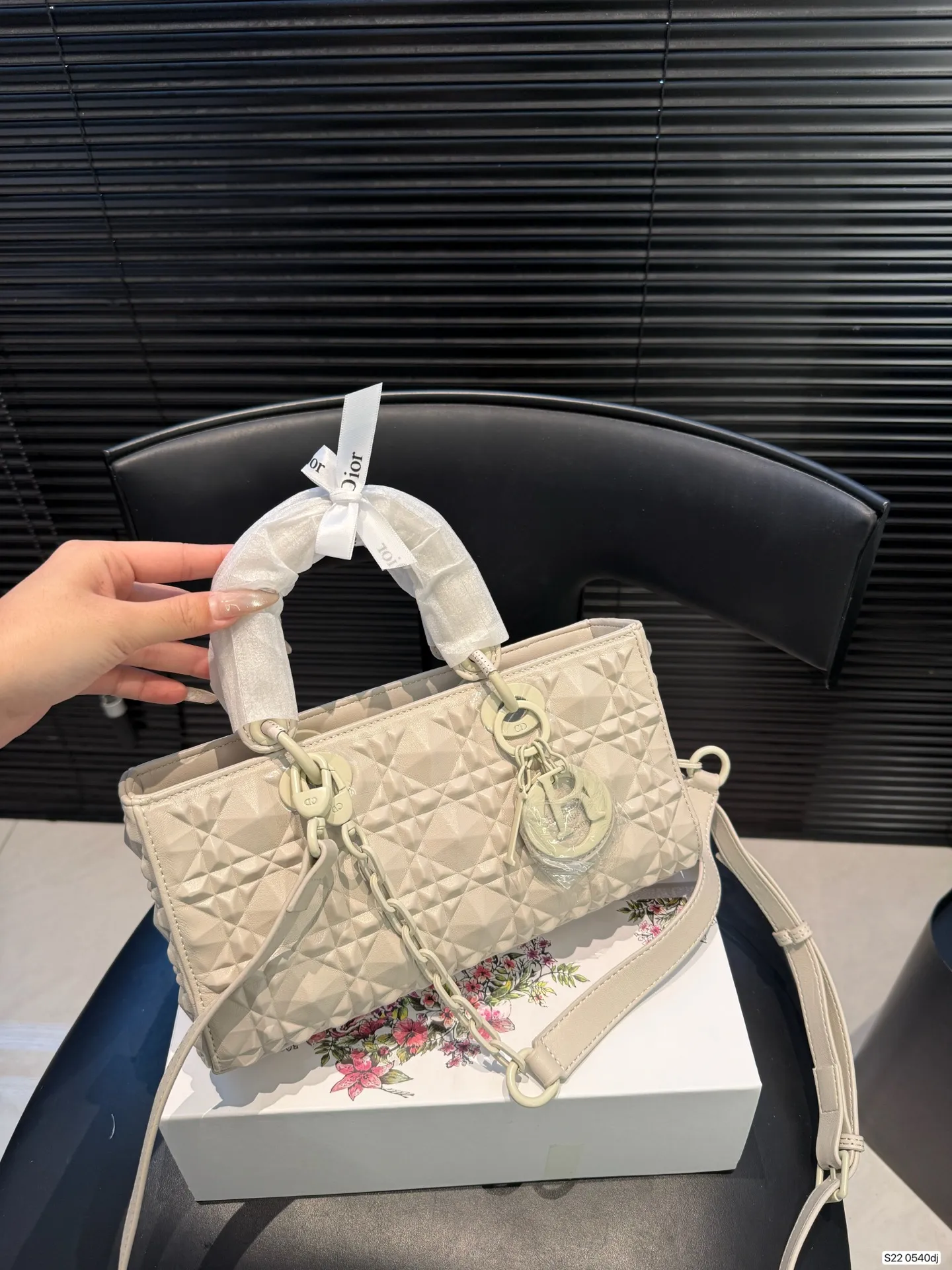 P160 配折叠盒子 迪奥横版戴妃包 sDior戴妃包太好看了吧! 优雅指数拉满 搭配简洁风格的衣服整个人气质就上来了 而且容量完全可以满足日常要求 日常聚会逛街都很方便~ 尺寸:26 14 货号 0540