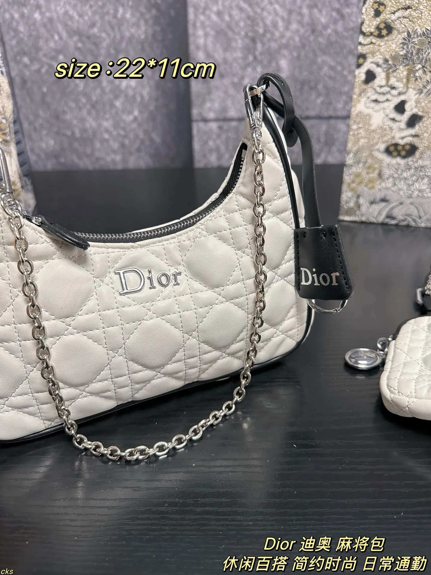 P135配盒 Dior 迪奥 麻将包 迪奥三合一 最近设计,真的都太火了!独特一款面料,可以说是非常实用了:防水、耐磨、轻便,而且四季都可以背,冬天的厚重感或夏天的运动感都可以轻松驾驭。尼龙包整的这么精致太喜欢了 尺寸:22*11cm