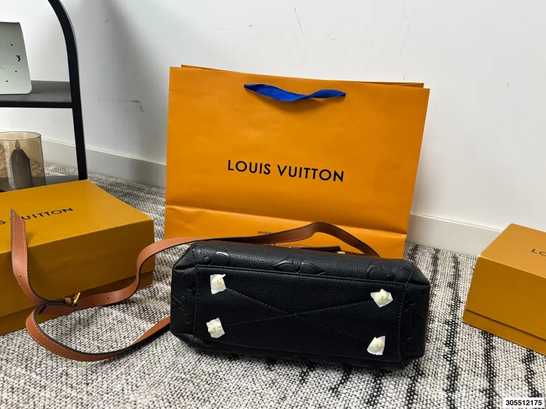 p135 LV压花蒙田包 经典版型 不过时 超大容量收纳 另配送长肩带 尺寸:30*20cm