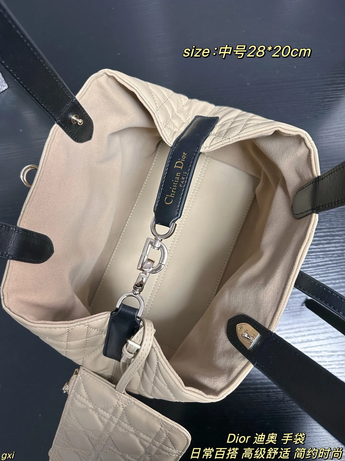 大号P170 中号P160 小号P150 Dior 迪奥 手袋 这款Dior Toujours 手袋发布秀精彩亮相,休闲实用的设计别具一格.采用白色牛皮革精心制作,饰以超大藤格纹缉面线,宽敞的内部隔层搭配小袋,可整齐收纳各种日常用品,另有CD Lock 字母D旋钮式开合,可调节两侧,提升格调.皮革手柄带有可调节细节细节,可轻松手提. CD Lock和系带开合 DIOR吊饰 可拆卸内部小袋 可调节皮革手柄 大号尺寸:37*27cm 中号尺寸:28*20cm 小号尺寸:23*15cm