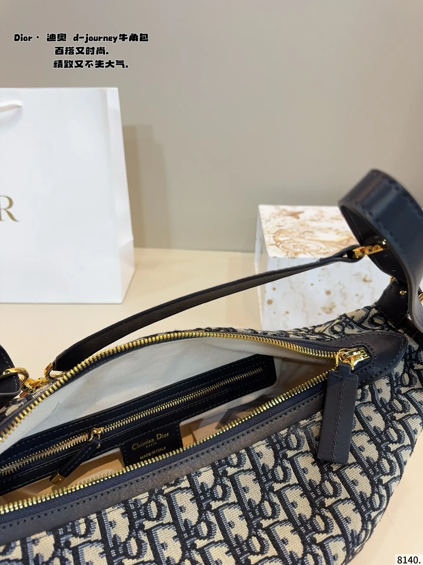 p220p215配礼盒🎁. 迪奥 dior Wander lust新款腋下包 方正的设计，复古的质感 藏蓝色老花作为Dior经典的颜色，搭配任何风格的衣服都毫无压力，四季皆宜。 既能满足日常出门逛街的容量，也可满足通勤上班的需要，时尚与实用兼具，材质耐磨又耐脏。尺寸：30*15*18/25*12*15cm