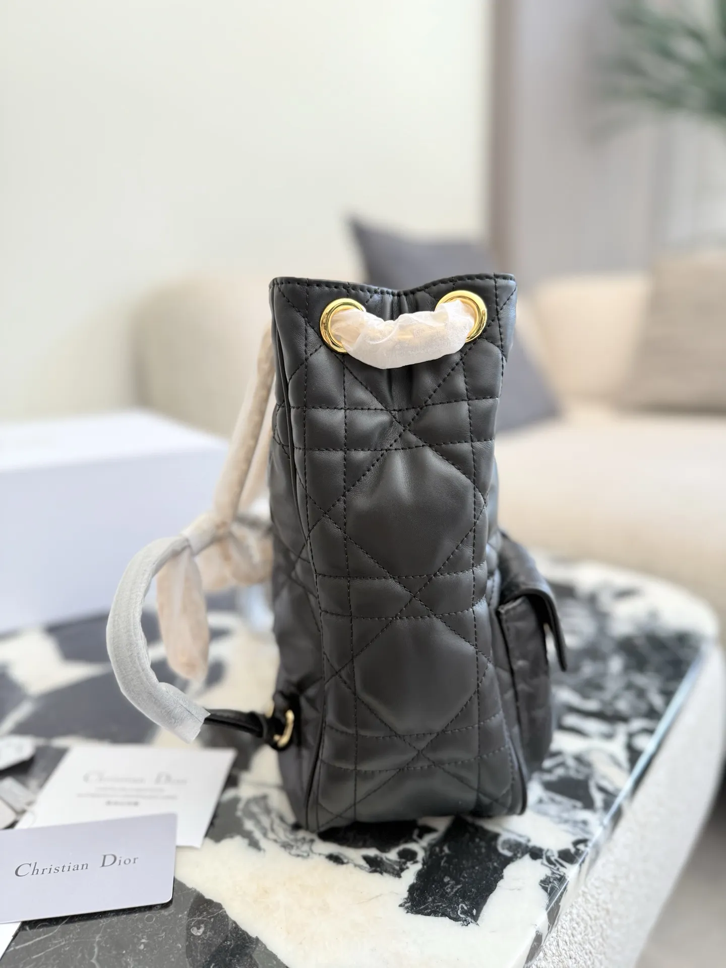 p305 原版牛皮 Dior 这两季的全新包型，从单肩包到双肩包 分别来自 25秋冬、26早春系列 的四款手袋，单肩包、双肩包都挺百搭实用。 只是 Voyage 有点幻视 Givenchy，D-Dream 有点形似香的 25。