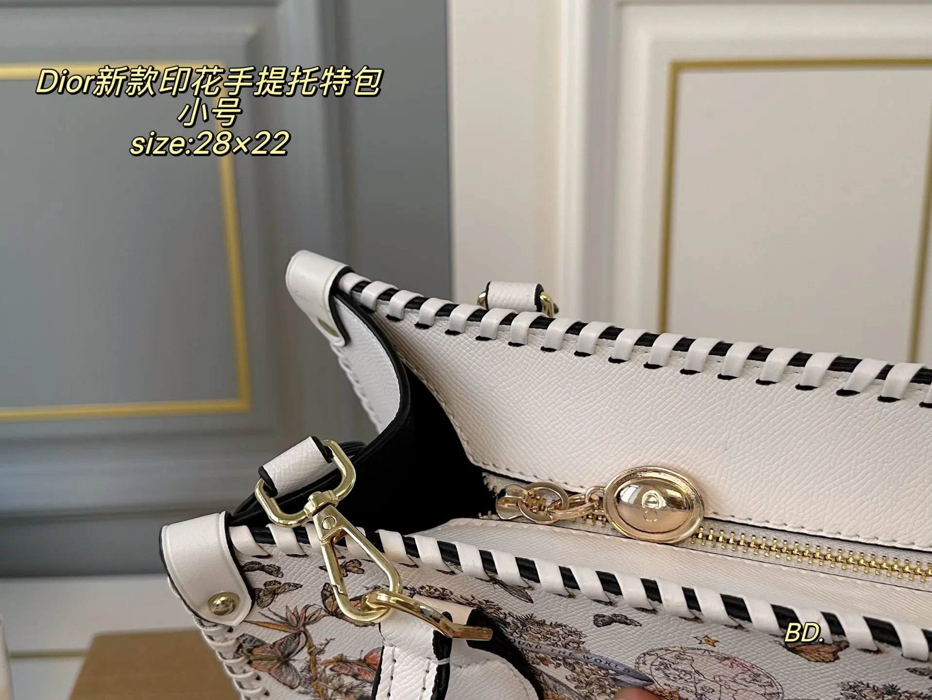P180小号（无盒） size：28&times;22小号 DIOR迪奥新款印花手提托特包❤️ 皮线包边新款超级百搭托特包 旅行 妈咪包选它超实用～ 复古又精致，看不腻的美貌 轻便实用，上班族的通勤包‼️