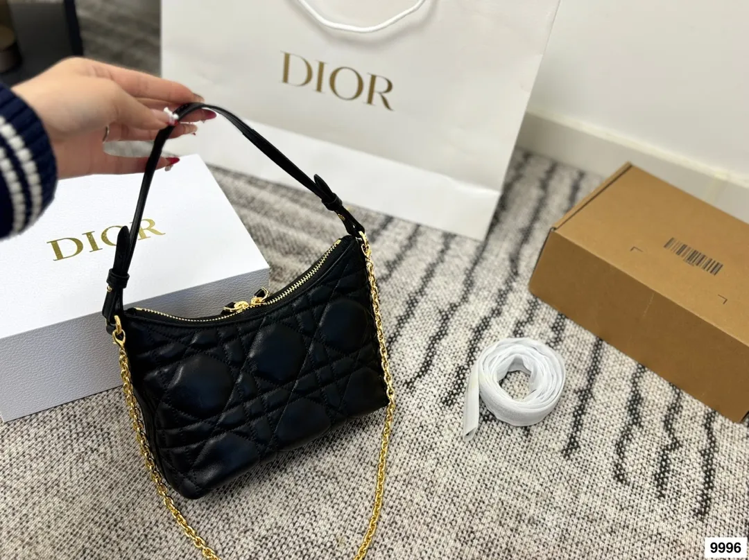 皮p220 布p210 配礼盒 这款 Miss Caro迪奥之爱迷你链条手袋是二零二五秋冬成衣系列新品，时尚现代而不失实用功能。采用奶白色羊皮革精心制作，饰以超大藤格纹缉面线，搭配正面复古金色饰面金属CD标志和一个拉链隔层，可收纳各种日常用品。百搭款式，搭配可调节、可拆卸的皮革肩带和顶部手柄，另带有可拆卸链条，可肩背或斜挎，是日常或晚装造型的理想之选。尺寸20.13